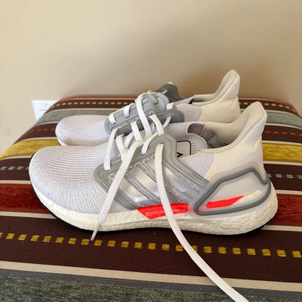 Women’s Adidas size 6 1/2 sneaker - Picture 3 of 3